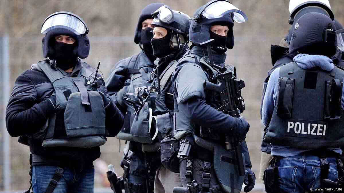 Dramatischer Notruf: Polizei stürmt Wohnung in der Oberpfalz – und fällt auf dreiste Lüge herein