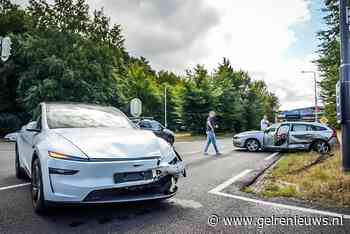 Twee auto’s flink beschadigd bij botsing op berucht kruispunt