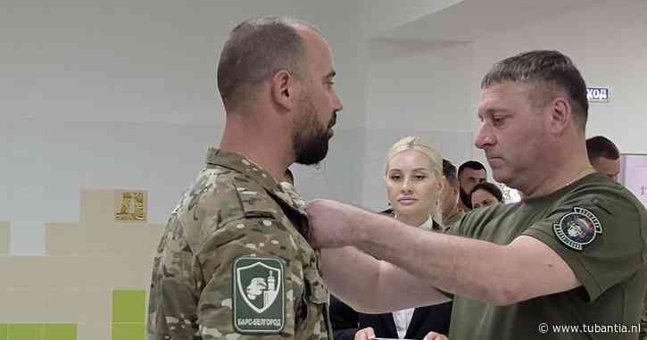 Pijnlijke ‘vergissing’: Russische gouverneur toont verboden nazisymbolen op zijn mouw