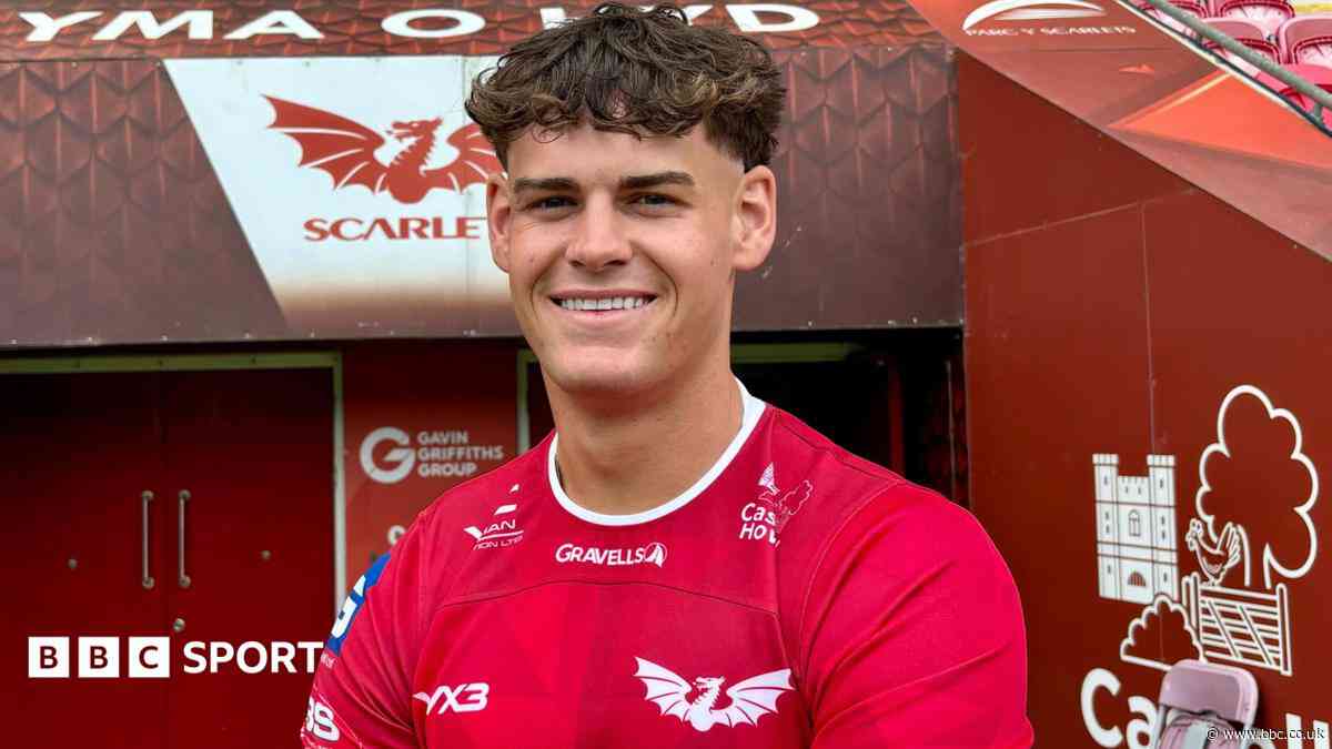 Wales centre James signs new Scarlets contract