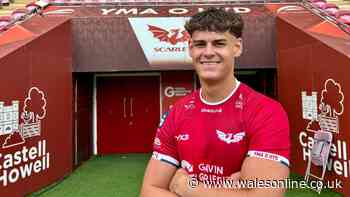 Wales star re-signs with Scarlets despite uncertainty