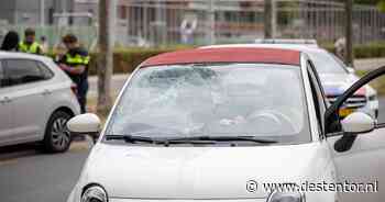 Fietser geschept door auto op Meer en Vaart in Amsterdam