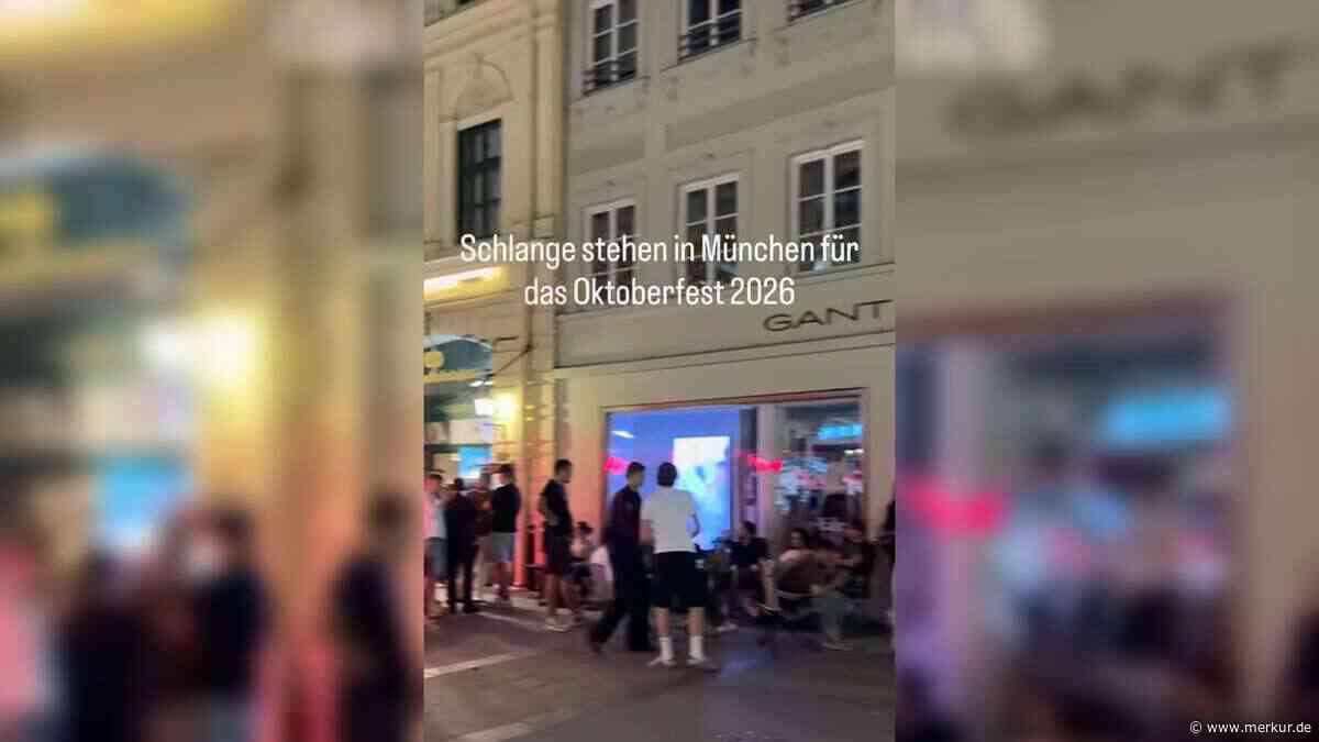 Riesenansturm auf Wiesn-Tische: „Wahnsinnige Schlange“ vor Wirtshaus in Münchens Innenstadt