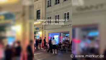 Riesenansturm auf Wiesn-Tische: „Wahnsinnige Schlange“ vor Wirtshaus in Münchens Innenstadt