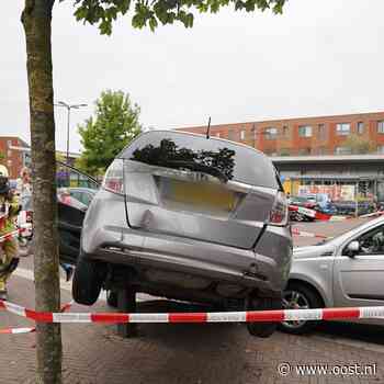 Oudere vrouw ramt auto en paaltje bij fout met inparkeren in Kampen