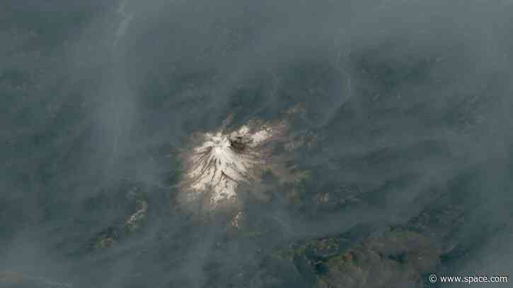 Wildfire smoke blankets volcanoes across the Pacific Northwest | Space photo of the day for Aug. 17, 2026