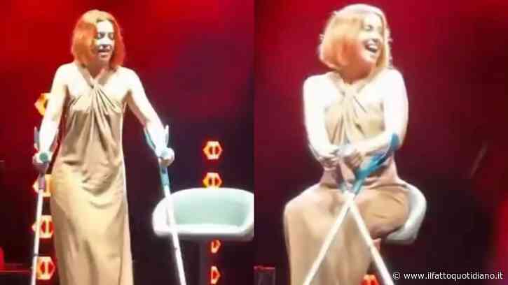 “Sarei dovuta tornare più tardi, mi sarei dovuta prendere più settimane come mi avevano detto i medici”: Noemi torna sul palco in stampelle dopo la caduta