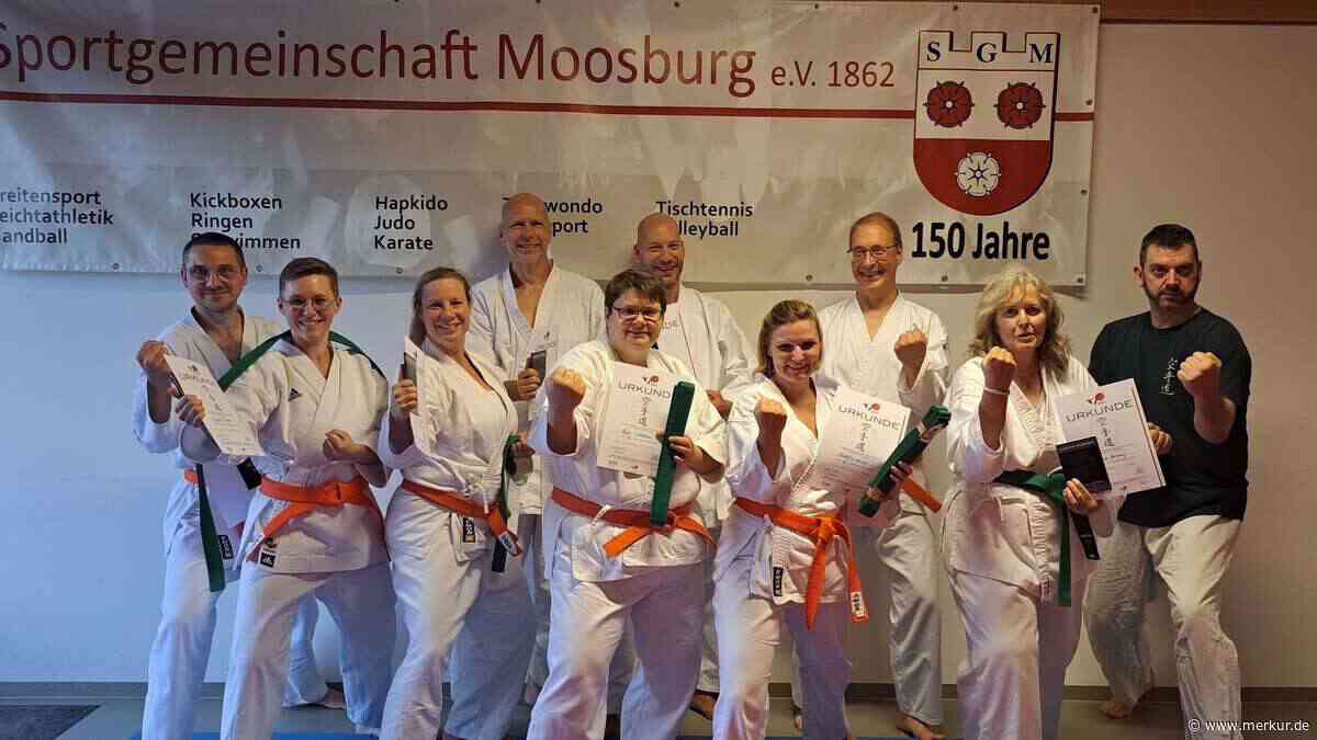 Neun Karateka der SG Moosburg bestehen Gürtelprüfungen