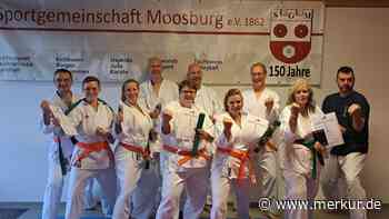 Neun Karateka der SG Moosburg bestehen Gürtelprüfungen