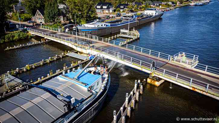 Binnenvaartschepen schieten te hulp bij oververhitte brug