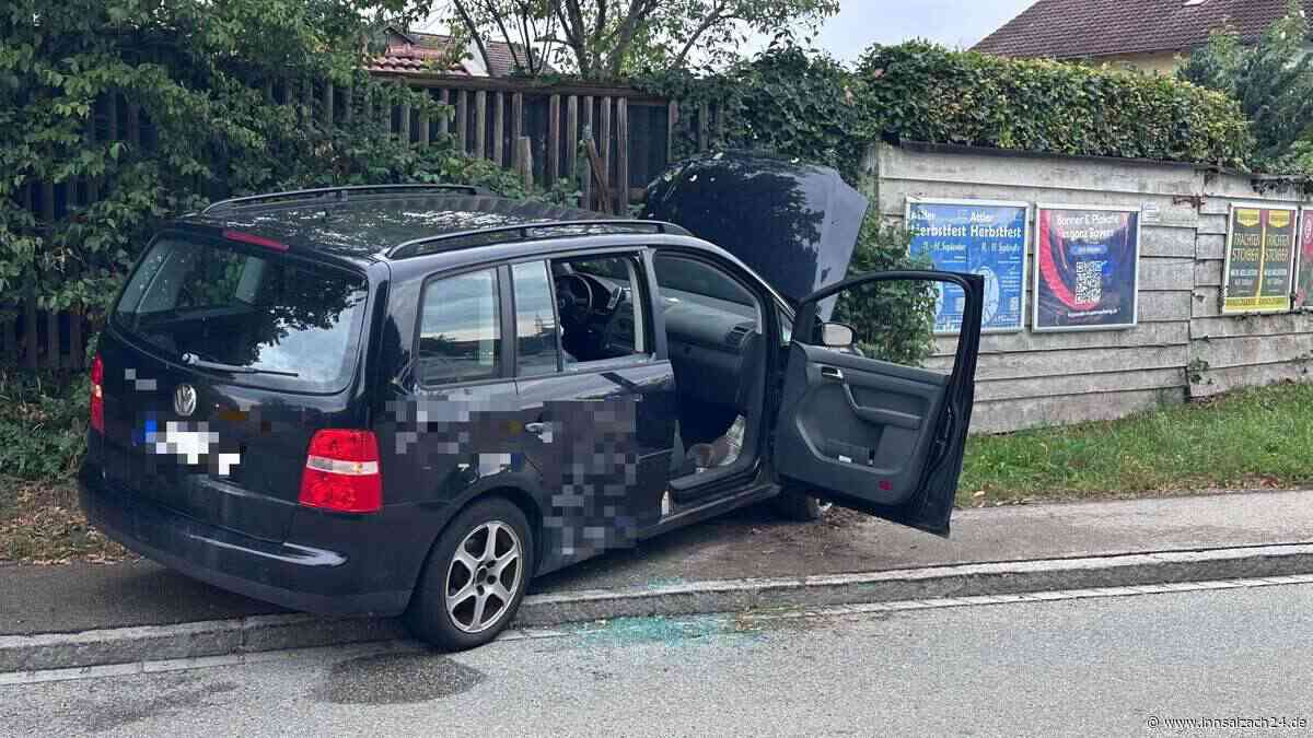 VW kracht in Bachmehring frontal in Sichtschutzwand – Fahrer erlitt wohl medizinischen Notfall