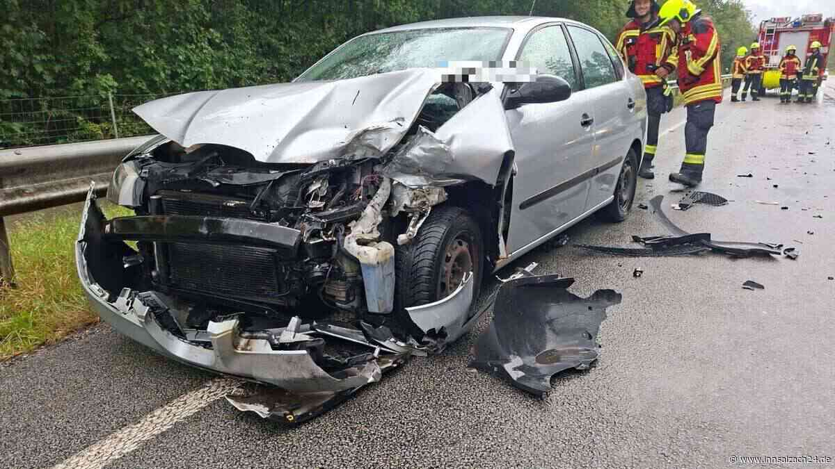Behinderungen im Feierabendverkehr: Einsatzkräfte auf der B20 im Kreis Altötting gefordert