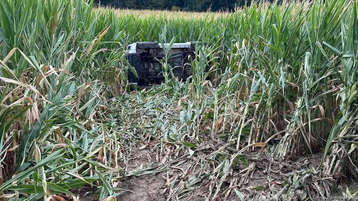 Spektakulärer Unfall bei Pfaffing: Geländewagen überschlägt sich in Maisfeld