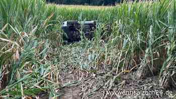 Spektakulärer Unfall bei Pfaffing: Geländewagen überschlägt sich in Maisfeld