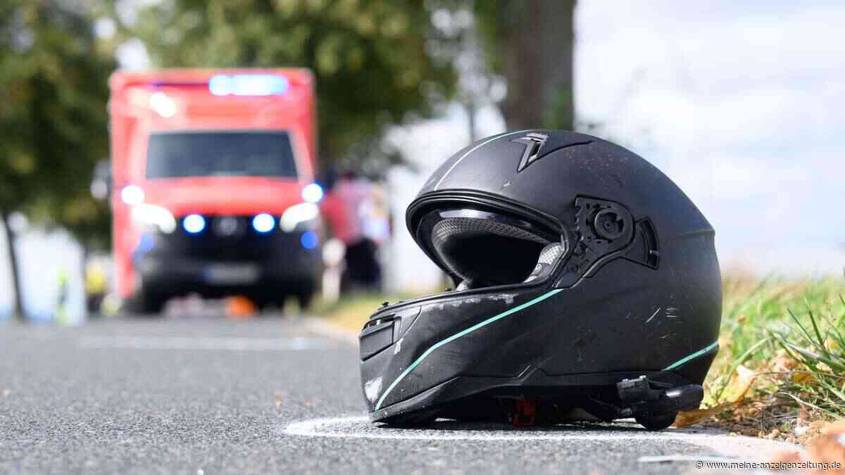 Motorradfahrer stürzt in Wiese