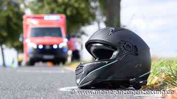 Motorradfahrer stürzt in Wiese
