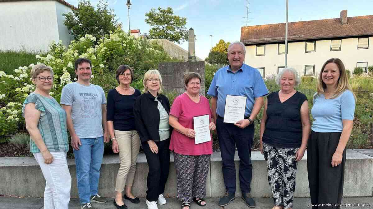 Fraunberger Chor ehrt Altbürgermeister und Anni Gfirtner
