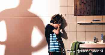 Buren redden Franse jongen (8) die weken zit opgesloten in kamer zonder eten en drinken: ‘Plakte briefjes op zijn raam’