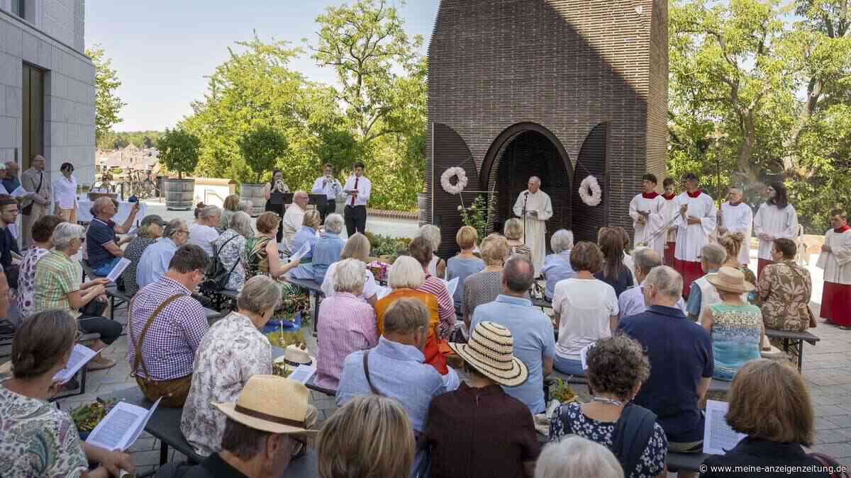 32.000 Papierrosen gesegnet – und als Asche einer echten Rose beigegeben