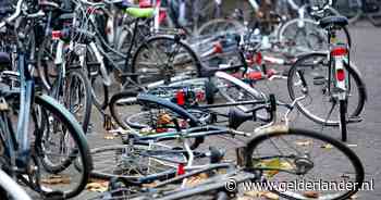 Fietsen gaan om als de woedend wanhopige man wordt weggesleept