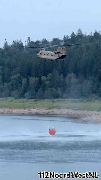 Chinook helikopter haalt water uit stuwmeer voor brand op de Hoge Venen Eupen België #Brandweer