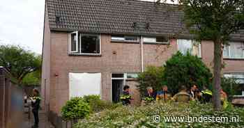 Vrouw zwaargewond bij woningbrand in Dussen, buren treffen haar aan op brandend bed