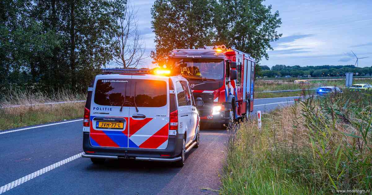 Drie gewonden bij ongeval op A16 bij Moerdijk, auto belandt op de kop naast snelweg