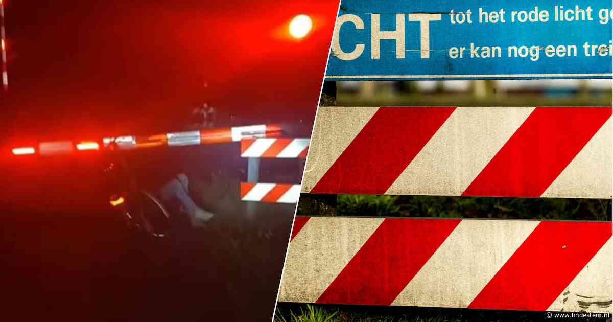 Jongen hangt aan spoorboom en dondert lachend naar beneden, ProRail neemt ‘geintje’ ernstig op