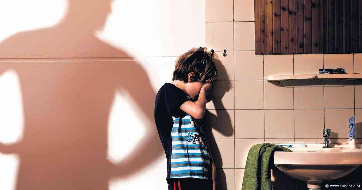Buren zien Franse jongen (8) lange tijd niet, tot ze opeens briefjes van hem krijgen: ‘Help, bel de politie!’