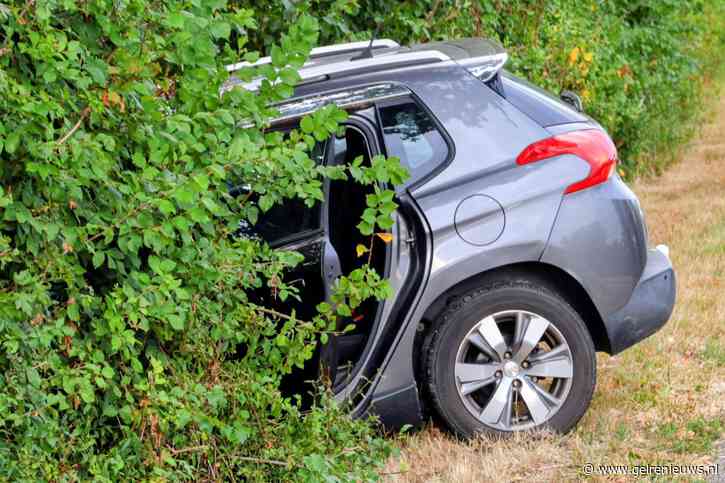 Auto rijdt verkeersbord uit de grond en eindigt in bosjes