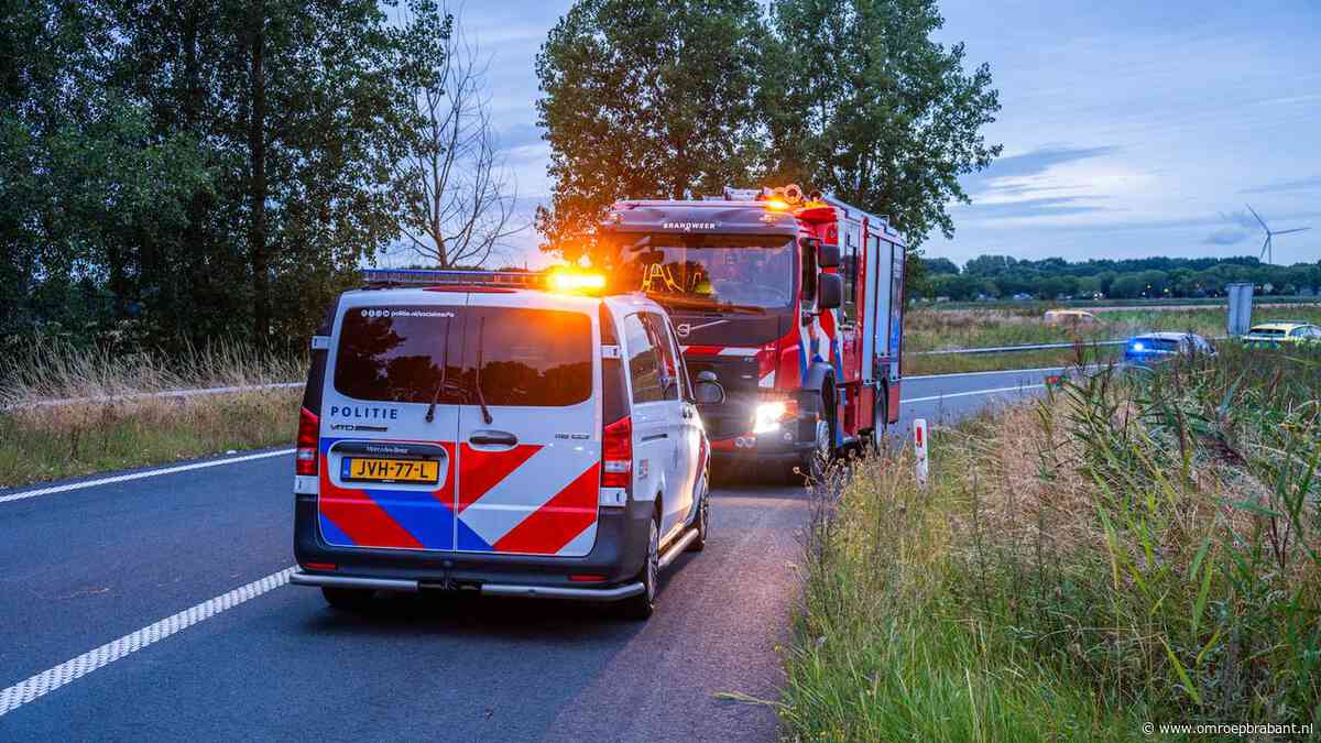 Auto belandt op de kop na crash op A17 bij Moerdijk, drie gewonden
