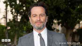 Matthew Rhys: Star Wars yn Gymraeg 'yr union beth roeddwn i eisiau'n blentyn'