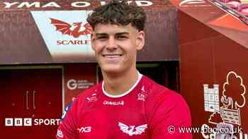 Wales centre James signs new Scarlets contract