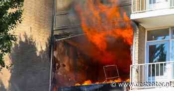 Astrid kijkt machteloos toe hoe de brand lijkt over te slaan op haar huis. En daar zitten nog 7 katten in