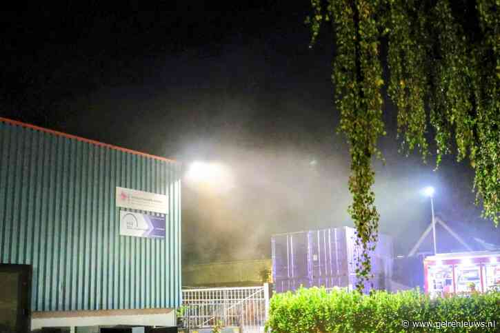 Hal van bouwbedrijf vol rook na brand
