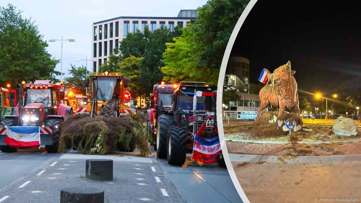 Boeren in Amersfoort gooien bij protest op meerdere plekken hooibalen op de stoep