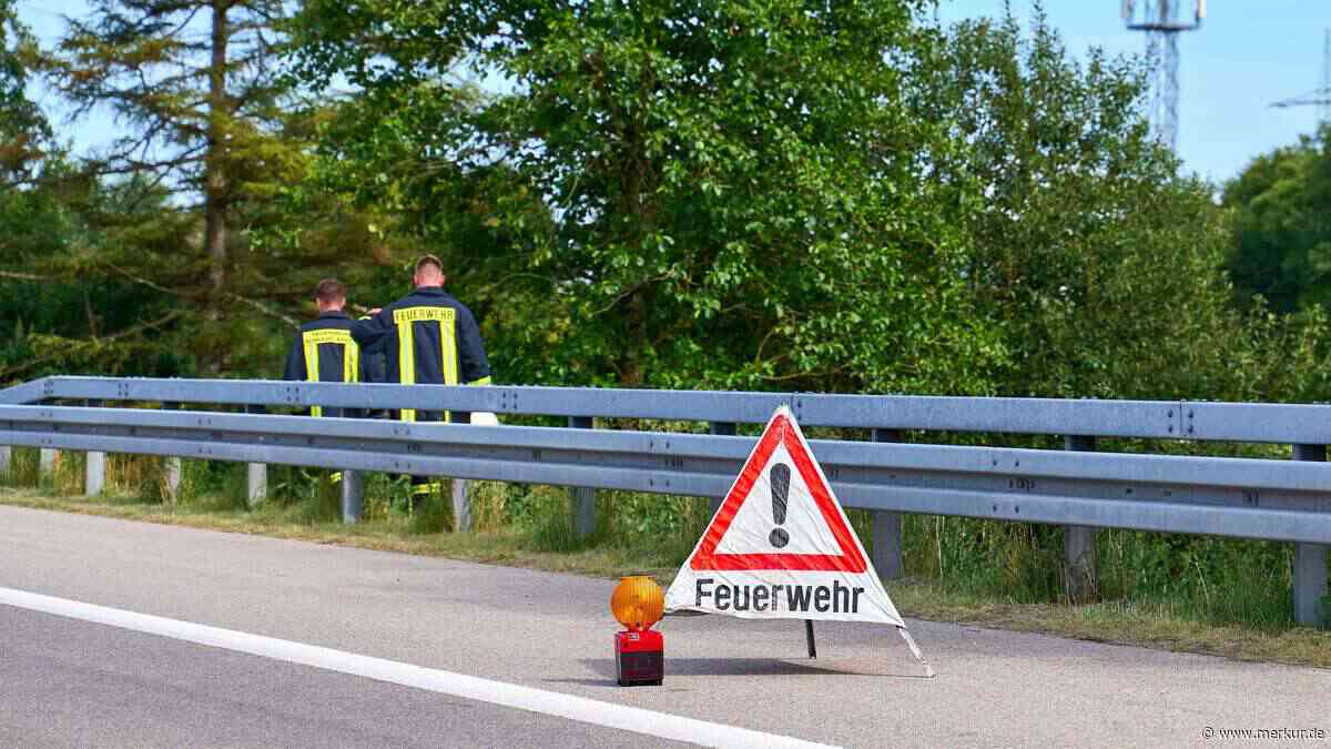 Autobahn nach Unfall gesperrt: Fahrbahn gleicht einem Trümmerfeld