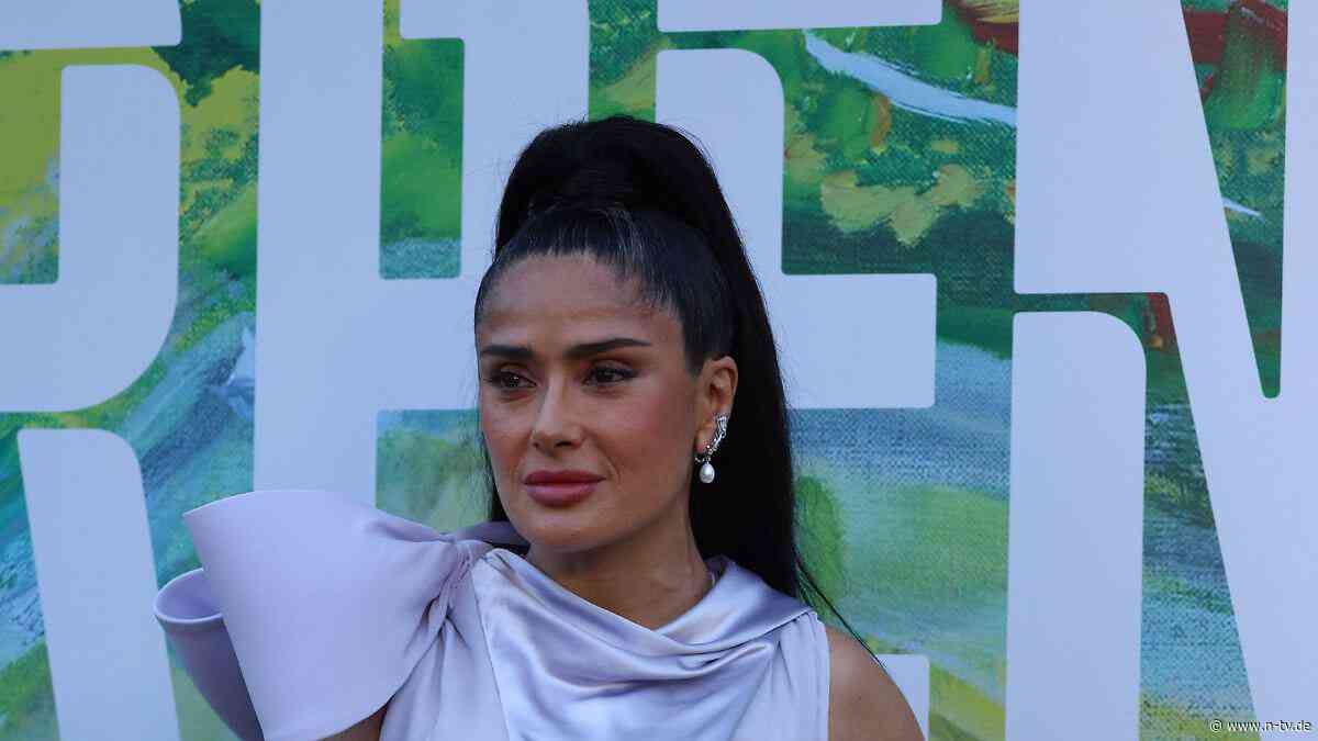"Ich werde ihn Panchito nennen": Salma Hayek ist frisch verliebt - in ihr Enkelkind