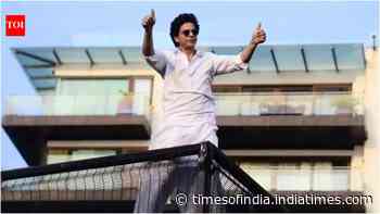 SRK's Mannat sees two snakes in the property's lawn