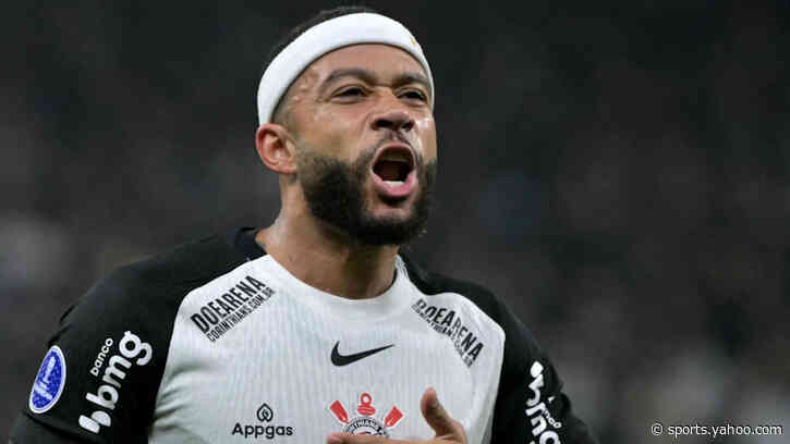 Depay takes pay cut to stay at Corinthians