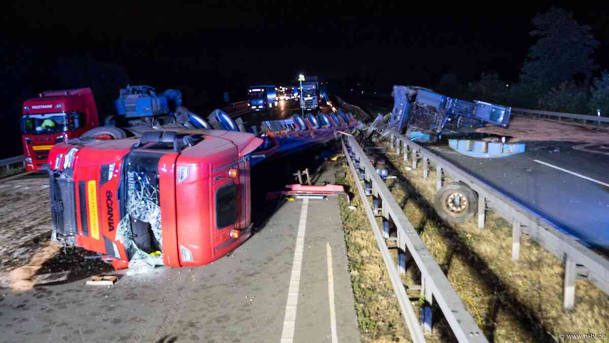 Fahrer und Sohn verletzt: Laster mit Kran kippt in NRW um - Autobahn gesperrt