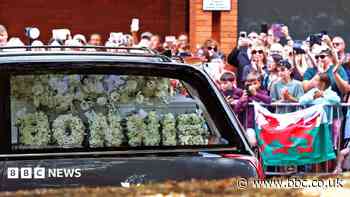 Emotional farewell to 'global, iconic superstar' Bonnie Tyler