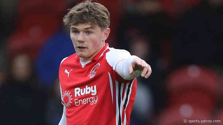 Stockport sign Man Utd winger Ennis