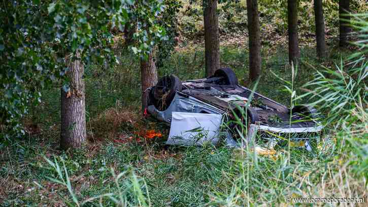 Auto belandt op zijn kop na crash op A17 bij Moerdijk, drie gewonden