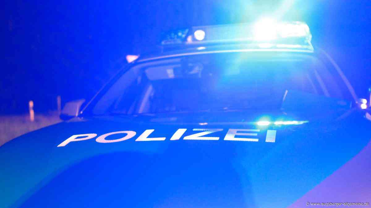 Pkw kommt von der Fahrbahn ab und prallt gegen Brückengeländer