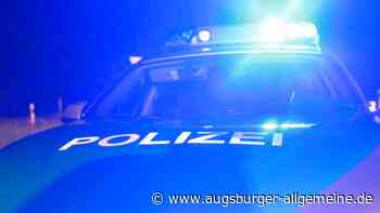 Pkw kommt von der Fahrbahn ab und prallt gegen Brückengeländer
