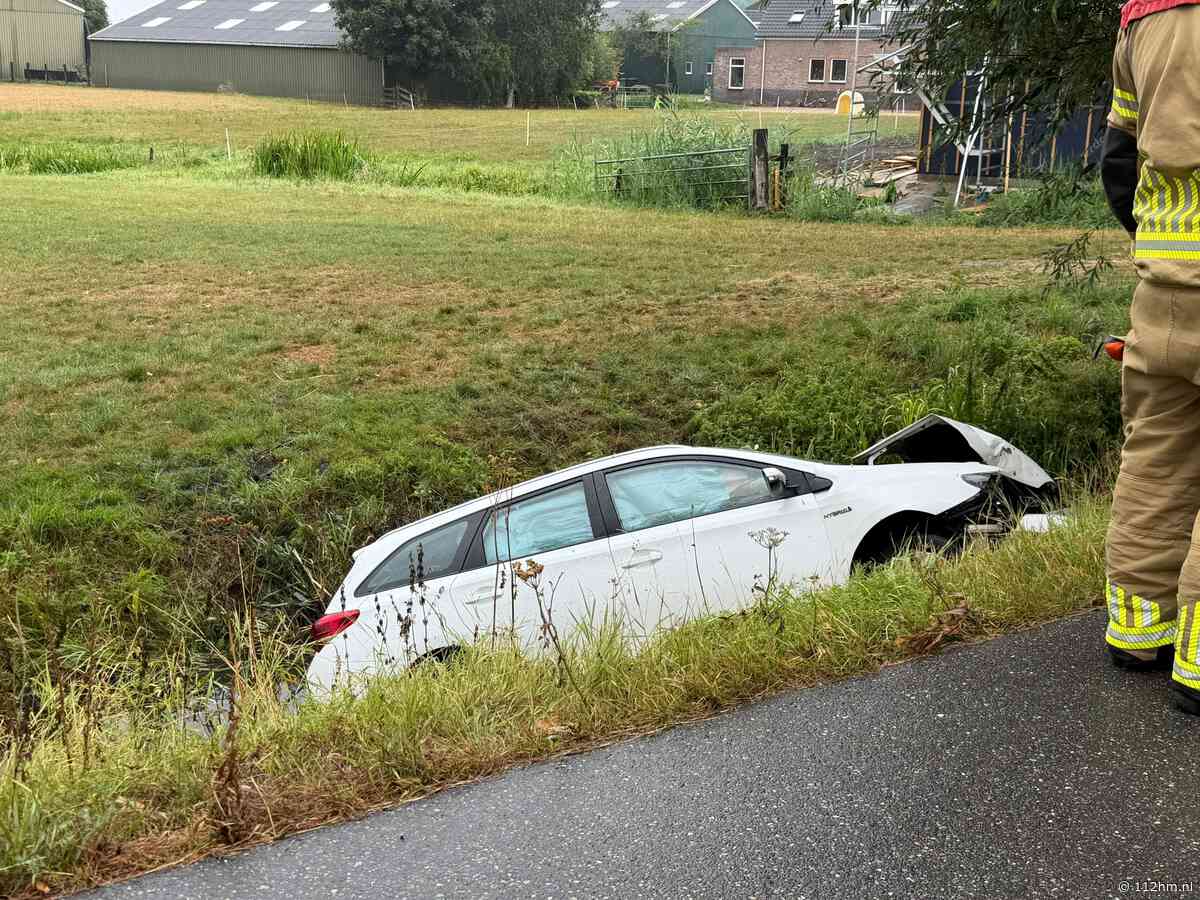 Bestuurster uit auto in sloot gered aan Buitenkerk in Bodegraven