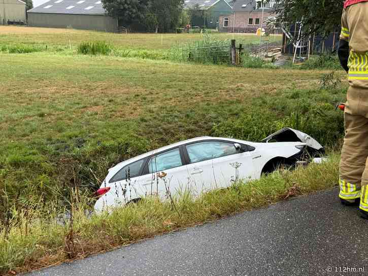 Bestuurster uit auto in sloot gered aan Buitenkerk in Bodegraven