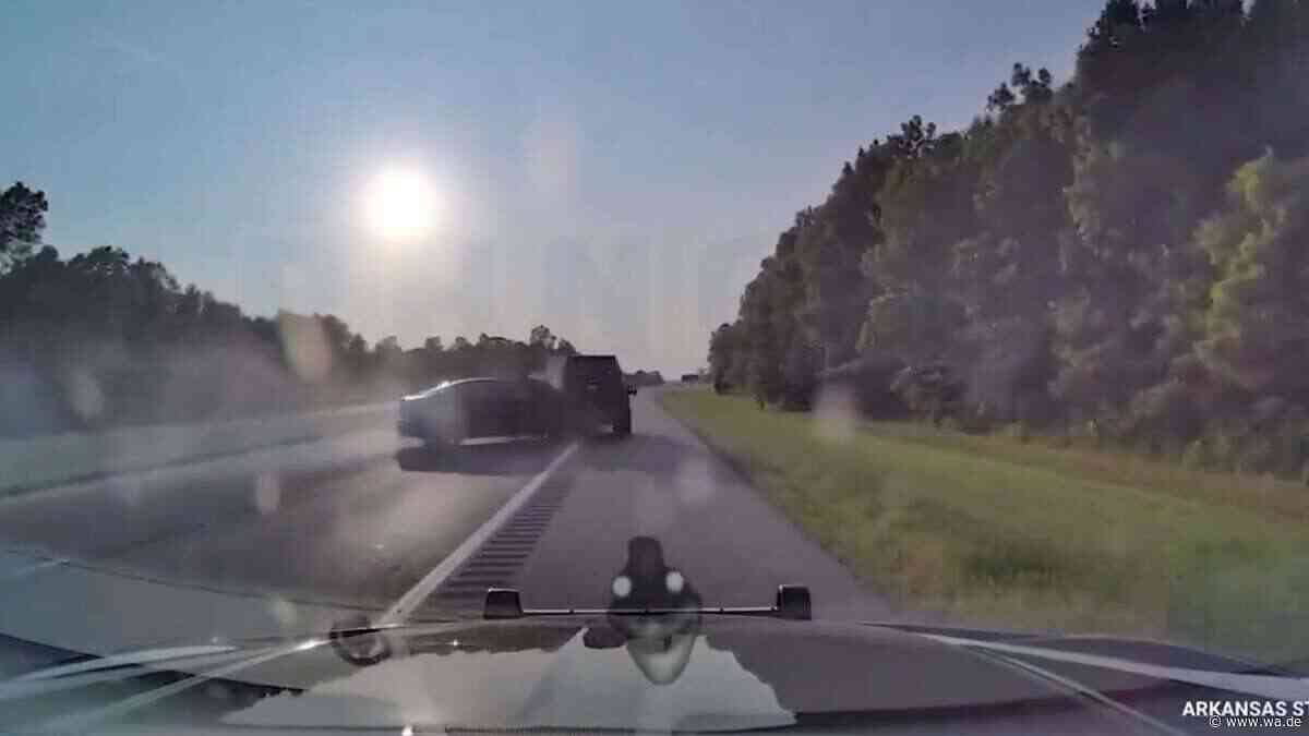 Verfolgungsjagd in Arkansas: Polizeimanöver schleudert Fluchtwagen in SUV – Unbeteiligte schwer verletzt