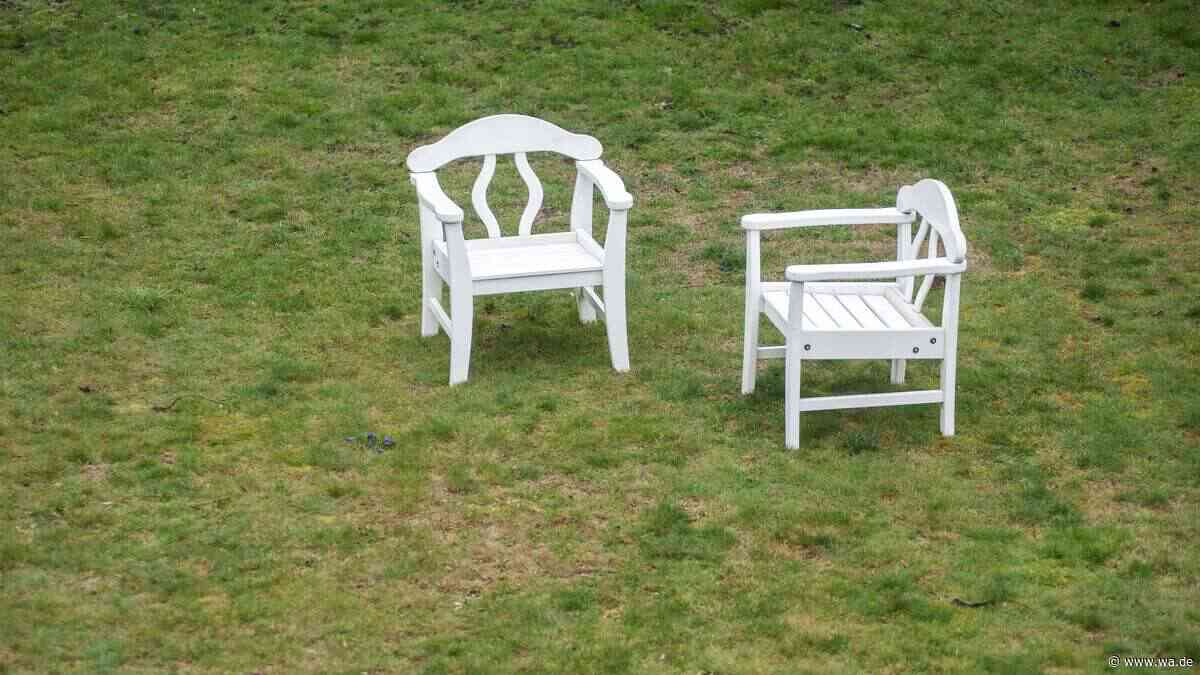 Garten im Trockenstress: Was jetzt vom Rasen unbedingt runter muss